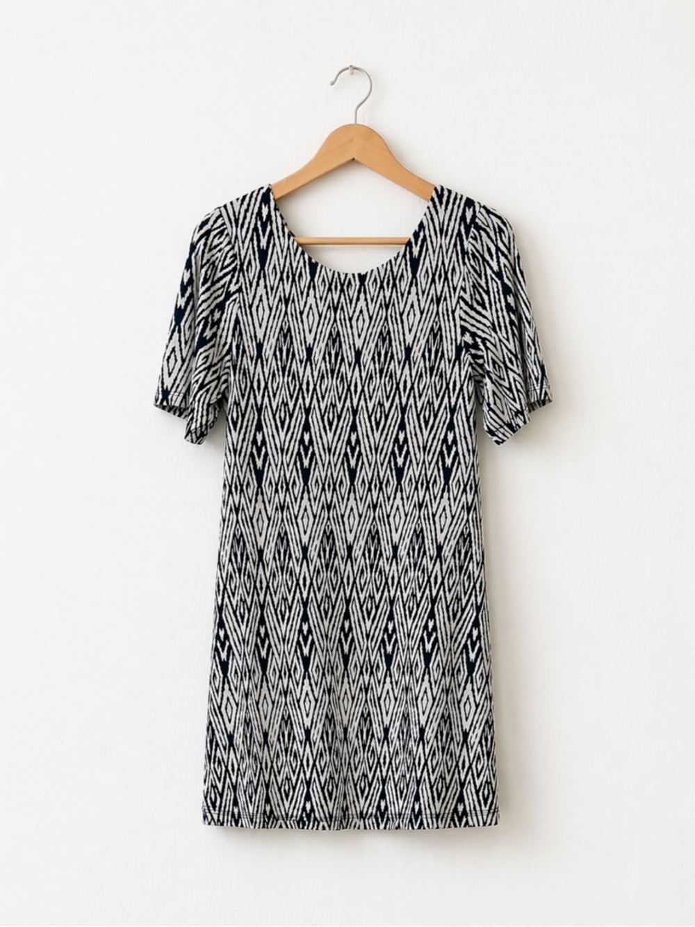 Tart Navy White Geometric Shift Dress Size Medium Scoop Neck Low Back